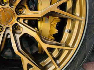 BMW M5 Akrapovič & Bowers & Wilkins 4.4 V8 569kW