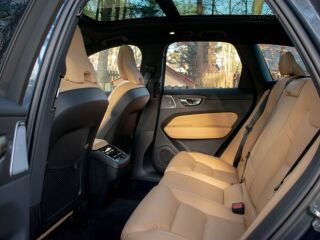 Volvo XC60 AWD B&W Ultimate DARK Intelli PRO Xenium Full 2.0 B4 KERS MHEV Kerghübriid 145кВ