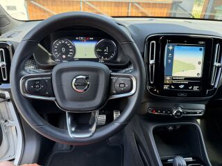 Volvo XC40 R-DESIGN INTELLI SAFE PRO GEARTRONIC RECHARGE 1.5 T5 Twin-Engine PLUG-IN-HYBRID 60 + 132kW
