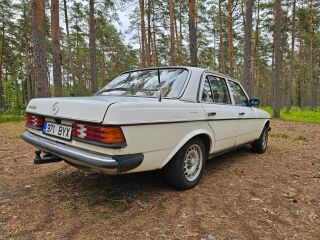 Mercedes-Benz 240 2.4 53kW