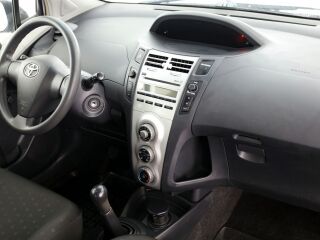 Toyota Yaris Linea Sol A-C 1.3 64кВ