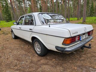 Mercedes-Benz 240 2.4 53kW