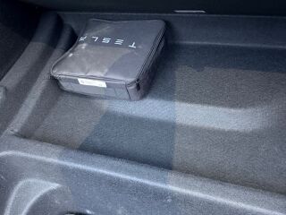Tesla Model Y Long range Dual Motor Premium sound Dual Motor 365 KW 190kW