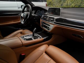 BMW 750 i xDrive M-Sportpakett 4.4 330кВ