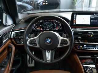 BMW M550 i xDrive Individual 4.4 V8 390kW
