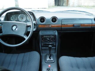 Mercedes-Benz 230 E 2.3 R4 100kW