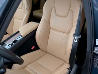 Volvo XC60 AWD B&W ULTIMATE DARK XENIUM INTELLI PRO FULL 2.0 T8 Plug-in LONG RANGE 335кВ
