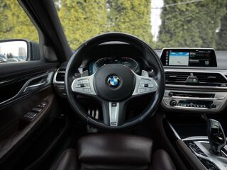 BMW 750 i xDrive M-Sportpakett 4.4 390кВ
