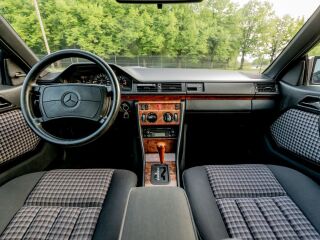 Mercedes-Benz 300 3.0 132kW