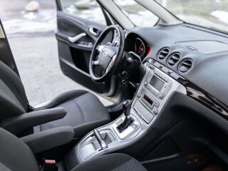 Ford Galaxy Ghia 2.0 103kW