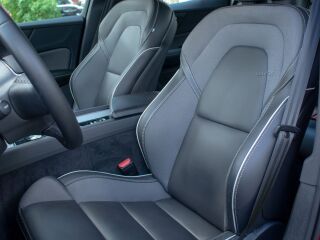 Volvo S60 AWD DARK R-Design Intelli SAFE PRO Wntr PRO 2.0 B5 MHEV KERS Kerghübriid 184kW