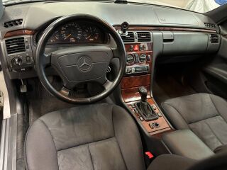 Mercedes-Benz E 220 2.2 R4 70kW