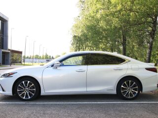 Lexus ES 300h 2.5 131kW