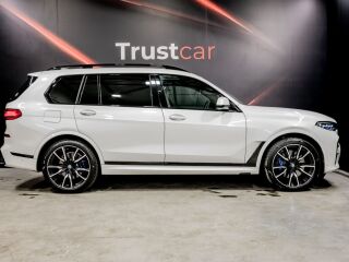 BMW X7 Individual-Sky lounge-M Paket 3.0 250kW