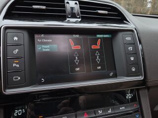 Jaguar F-Pace Luxury Line / 4x4 2.0 R4 132kW