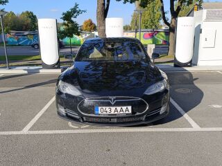 Tesla Model S 90D