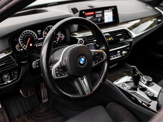 BMW M550 i xDrive M-Performance 4.4 V8 375кВ