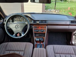 Mercedes-Benz E 300 Turbo 3.0 108kW