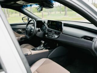 Lexus ES 300h 2.5 131kW