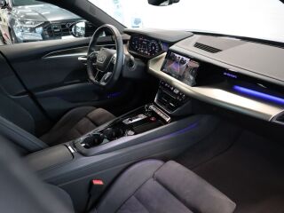 Audi e-tron GT quattro 350kW 140kW