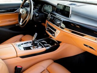 BMW 750 xDrive 4x4 4.4 330kW