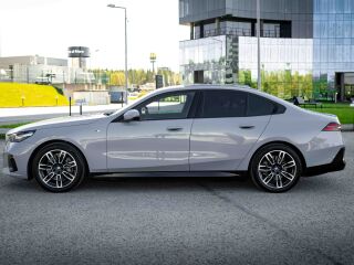 BMW i5 eDrive40 250кВ