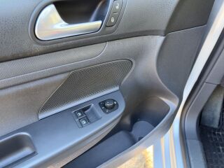 Volkswagen Golf V 1.6 85кВ