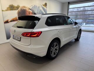 Volkswagen Touareg R-line 3.0 V6 170кВ