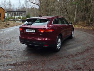 Jaguar F-Pace Luxury Line / 4x4 2.0 R4 132kW