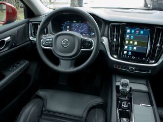 Volvo V60 Cross Country AWD PLUS Bright Intelli Safe PRO 2.0 B4 MHEV Kerghübriid MY2023 145kW