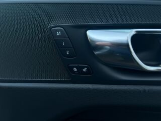 Volvo XC60 AWD Momentum Pro 2.0 B4 145кВ