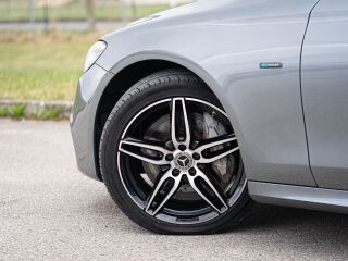Mercedes-Benz E 300 de AMG 2.0 143kW
