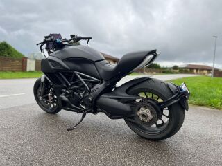 Ducati Diavel Carbon Dark 1198 L2 4 takti DOHC 114kW