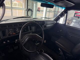 Ford Bronco Custom 4.9 in-line 6 cylinders