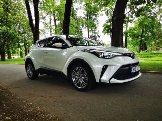 Toyota C-HR Luxury Plus NAVI Crossover FL Hybrid FWD 1.8 Dynamic Force Elekter 37 kW + 72kW