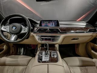 BMW 750 xDrive M-Sportpakett 4.4 390kW