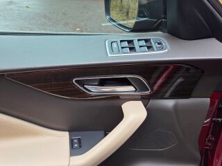 Jaguar F-Pace Luxury Line / 4x4 2.0 R4 132kW