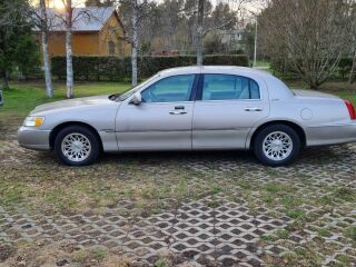 Lincoln Town Car 4.6 154kW