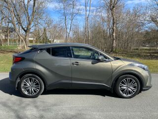 Toyota C-HR Crossover Luxury Navi e-CVT 1.8 VVT-i Hybrid Electric Vehicle 37kW+ 72kW