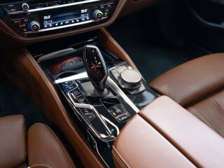 BMW M550 i xDrive Individual 4.4 V8 390kW