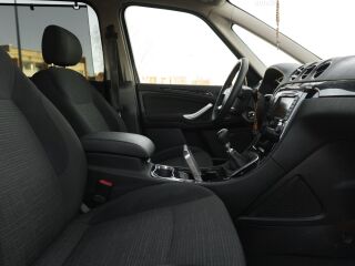 Ford Galaxy GHIA 2.0 103kW