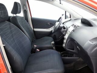 Toyota Yaris Linea Sol A-C 1.3 64кВ
