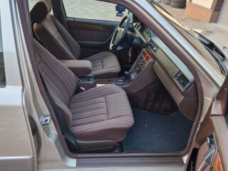 Mercedes-Benz E 300 Turbo 3.0 108kW