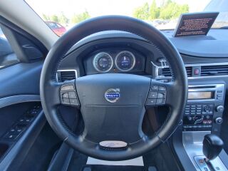 Volvo V70 MOMENTUM 2.4 R5 D5 136кВ