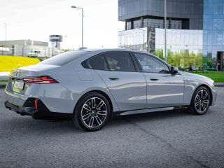 BMW i5 eDrive40 250кВ