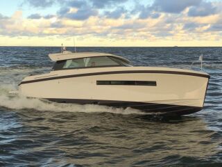 Delta Powerboats 33 Coupe 5.5 R6 Volvo Penta D6-440 DPI