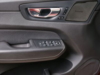 Volvo XC60 AWD R-DESIGN INTELLI SAFE PRO 2.0 B4 KERS Mild Hybrid 145кВ
