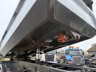 Volvo FM 340 6x2 box vibra