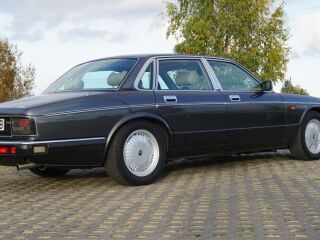 Daimler Double-Six 6.0 V12 229kW