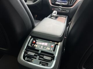 Volvo XC60 Inscription Luxury AWD MY23 2.0 B5 KERS MILD Kerghübriid 183kW